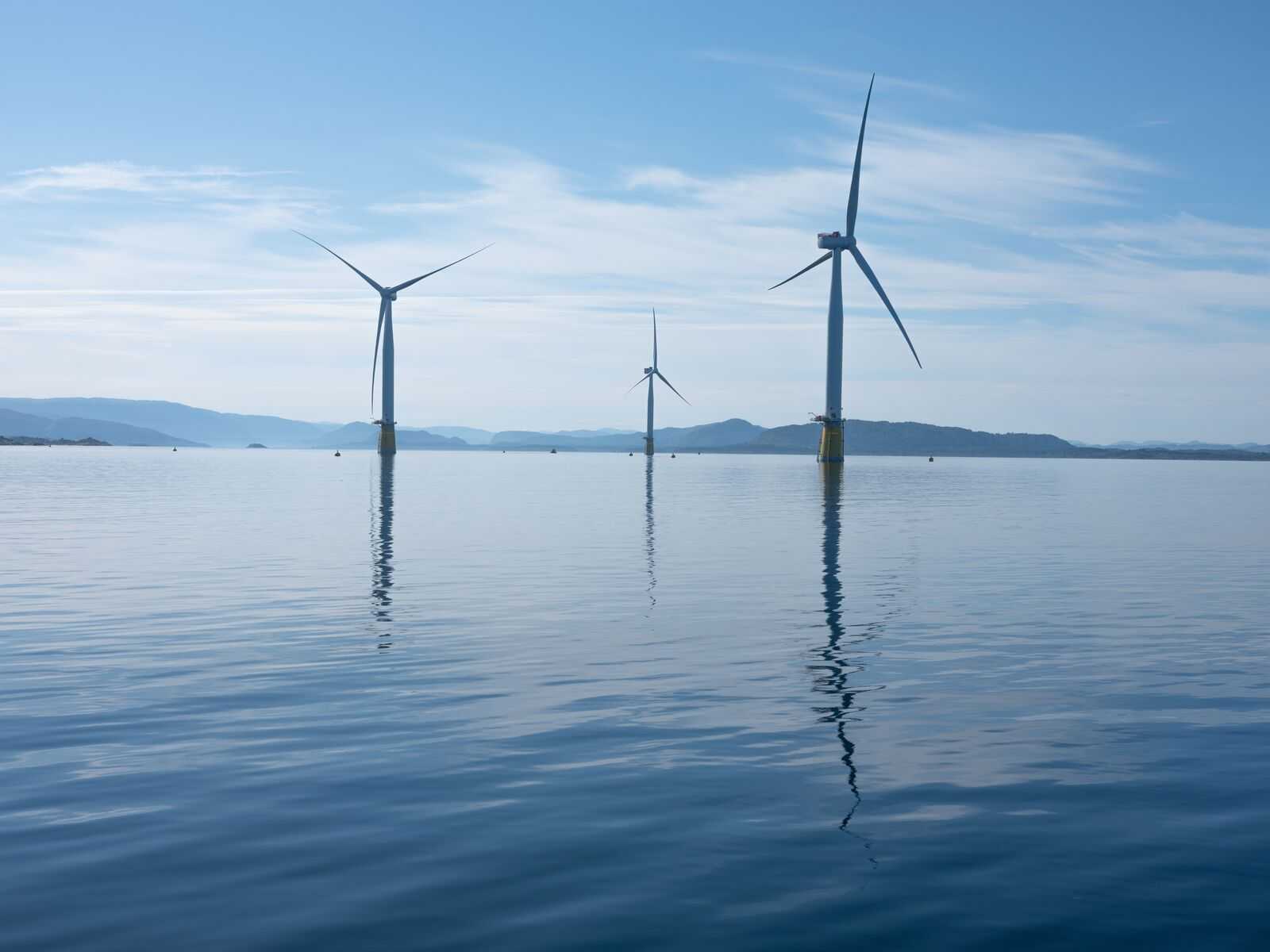 Hywind Tampen being assembled at the Wergeland Base in Gulen. The finished turbines float in Fensfjorden, before getting towed out to the field.